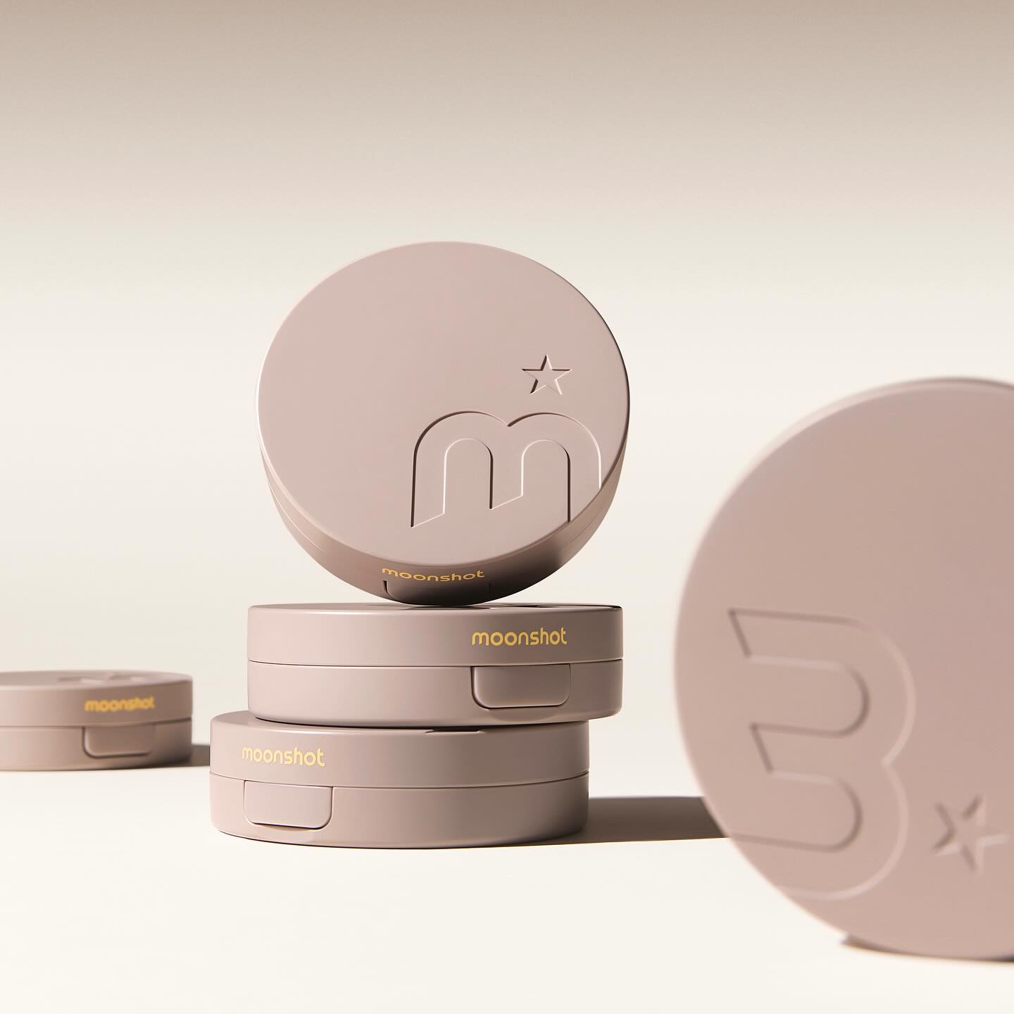 MOONSHOT Conscious Fit Cushion Foundation de la marque MOONSHOT, coffrets et boîtiers cosmétiques sur fond clair, visuel produit.