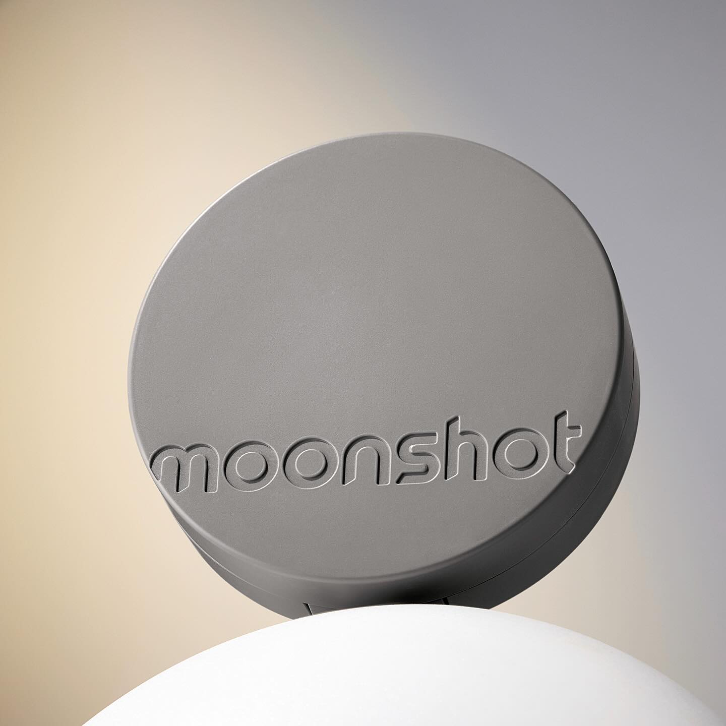 MOONSHOT Conscious Fit Matte Cushion Foundation de la marque MOONSHOT, boîtier gris sur fond beige, vue produit.
