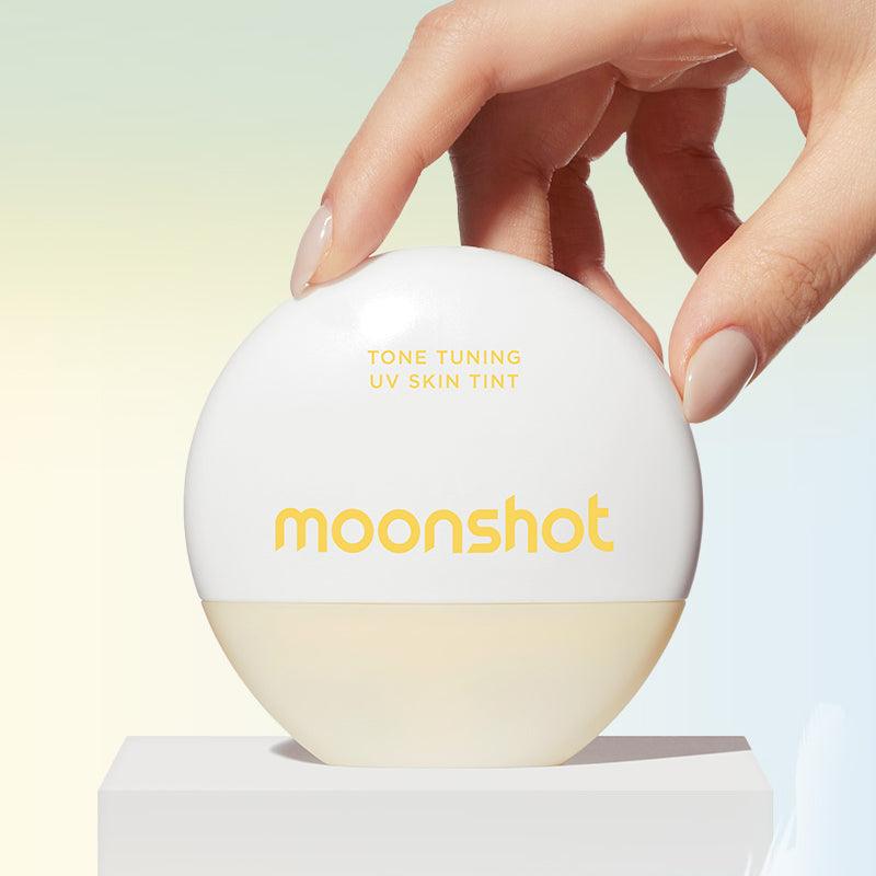 MOONSHOT Tone Tuning UV Skin Tint SPF50+ PA++++ de la marque MOONSHOT, pot cosmétique tenu par une main, fond clair.