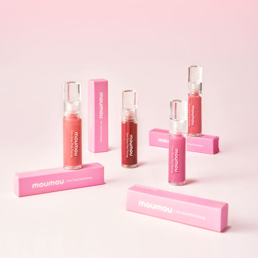 MOUMOU Dew Drop Pink Pairing Tint, produits maquillage rose sur fond pastel, bouteilles et coffrets, contexte visuel studio