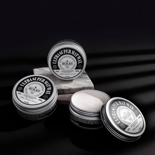MUKAN Ultra Super Mat Wax 100g, pots de cire coiffante de la marque MUKAN sur fond noir, vue produit nette