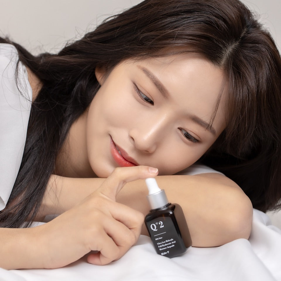 Femme utilisant QUA-T Dia ultra-low molecular weight full hyaluronic acid moisture ampoule 30ml pour soin de la peau.