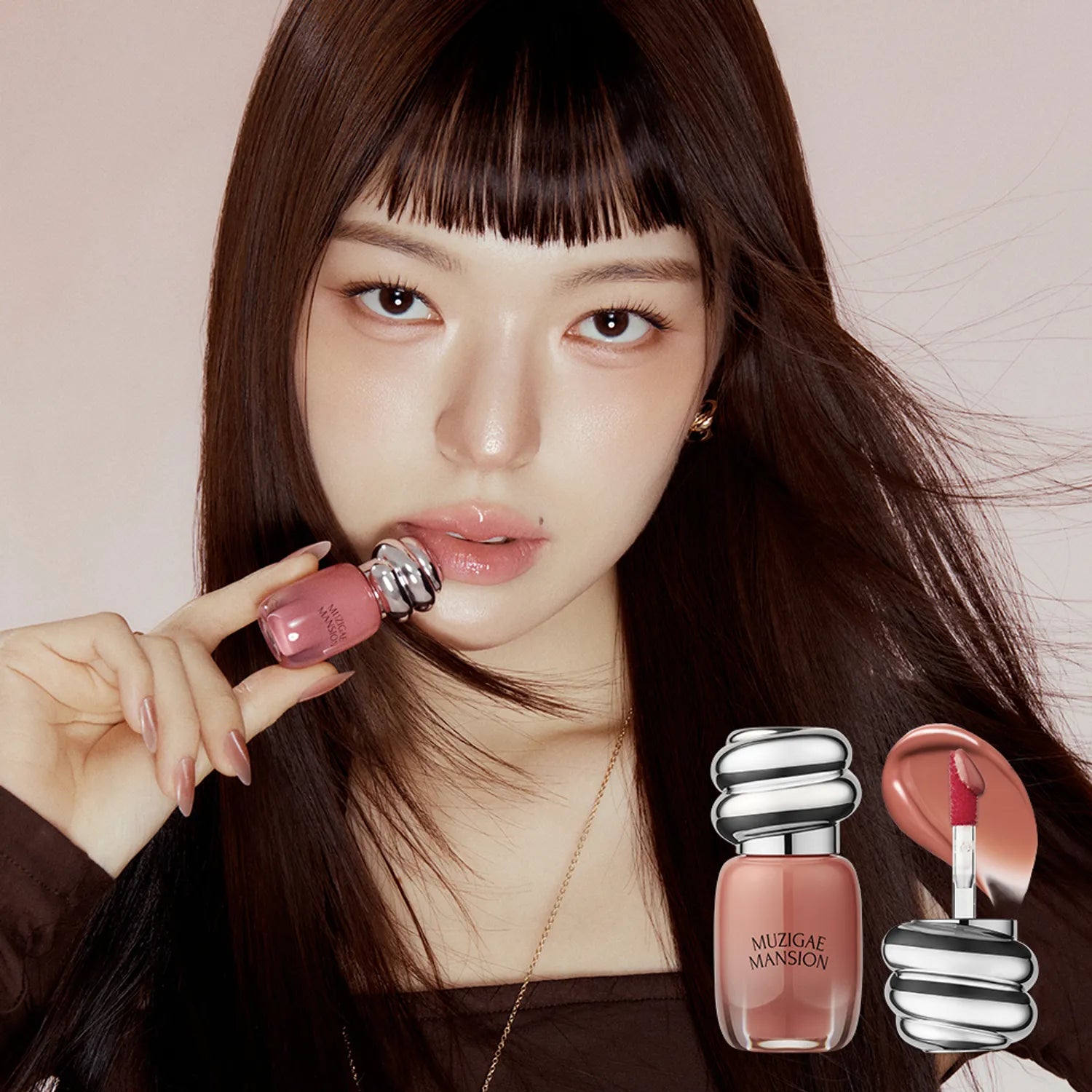 MUZIGAE MANSION Rainbow Mansion Object Glossy Mini 1.8g, baume brillant rose, femme aux cheveux bruns sur fond clair.