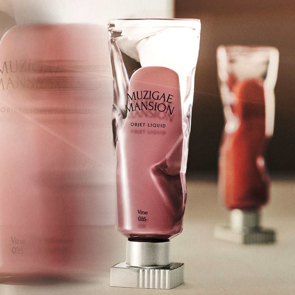 MUZIGAE MANSION Objet Liquid Tint : tube de teint liquide mauve sur fond de produits, marque en vue en boutique.