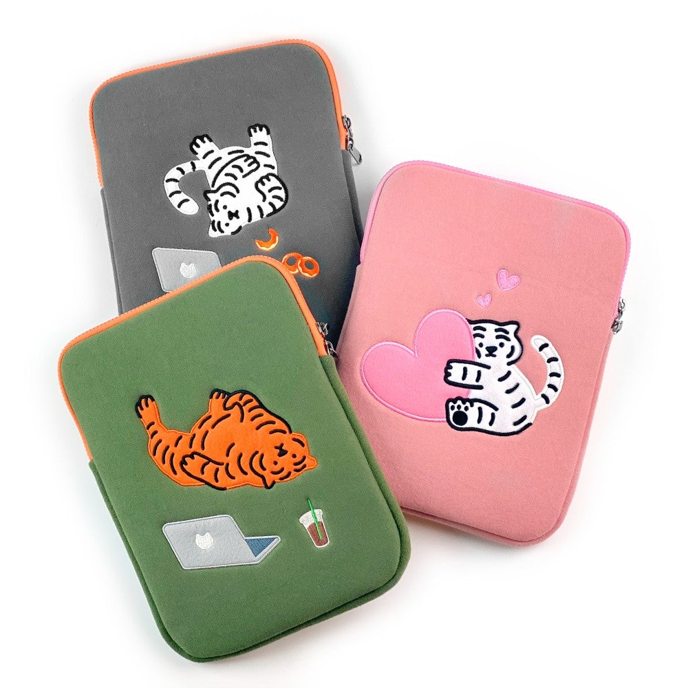 MUZIK TIGER Laptop/Tablet Pouch de marque, housses colorées avec motifs animaux sur fond blanc, vue produit.