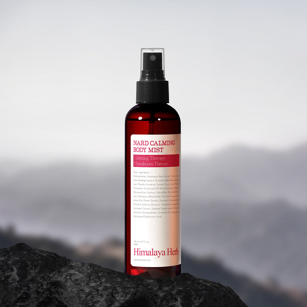 NARD Calming Body Mist 200ml de la marque NARD, flacon brume sur rocher face à montagnes, ambiance apaisante
