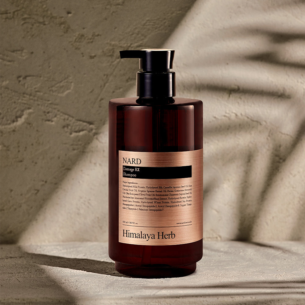 NARD Damage RX Shampoo 500ml, bouteille NARD Himalaya Herb sur tissu beige, lumière douce en studio.