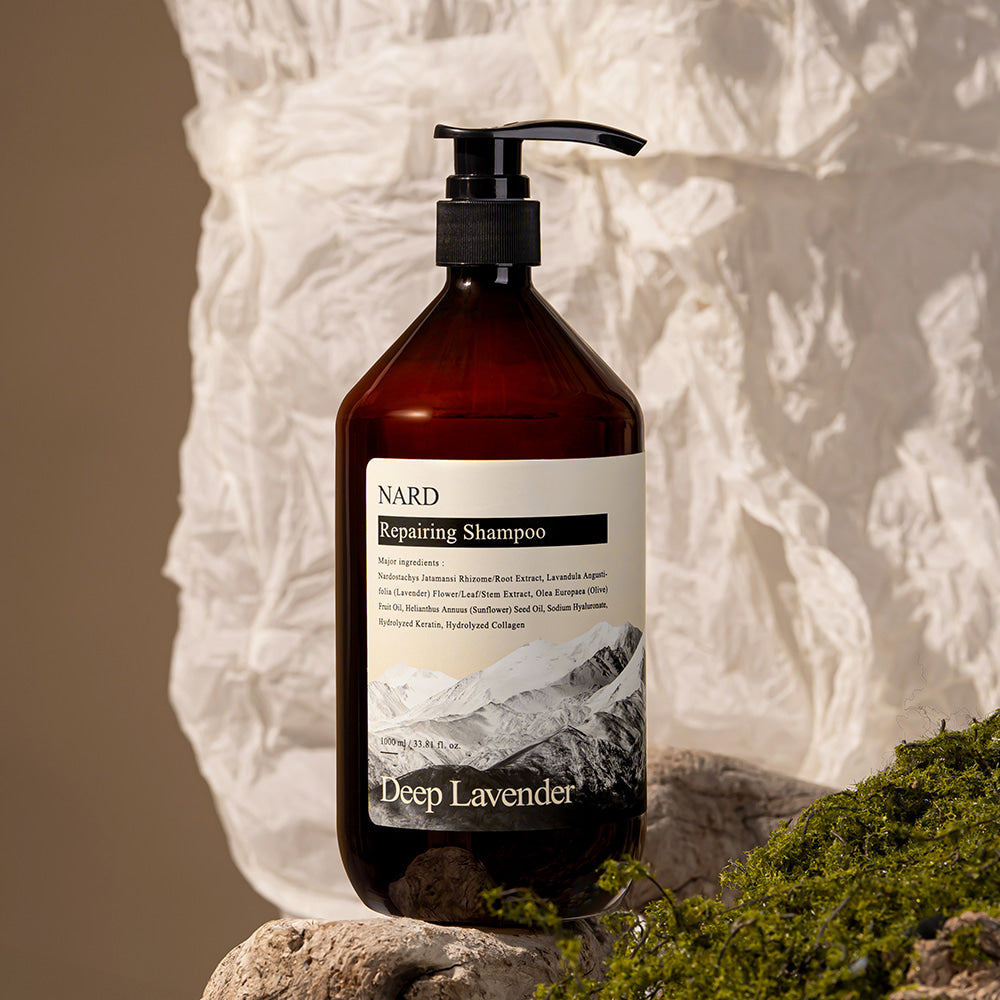 Décris l'image en français : NARD Repairing Shampoo 1500ml de la marque NARD, flacon au décor naturel spa.