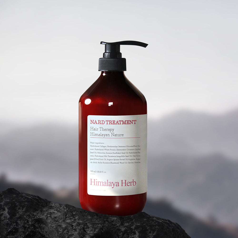 NARD Rose Wood Hair Treatment 1000ml de NARD, flacon rose sur pierre avec fond montagne, lumière douce, soin capillaire.
