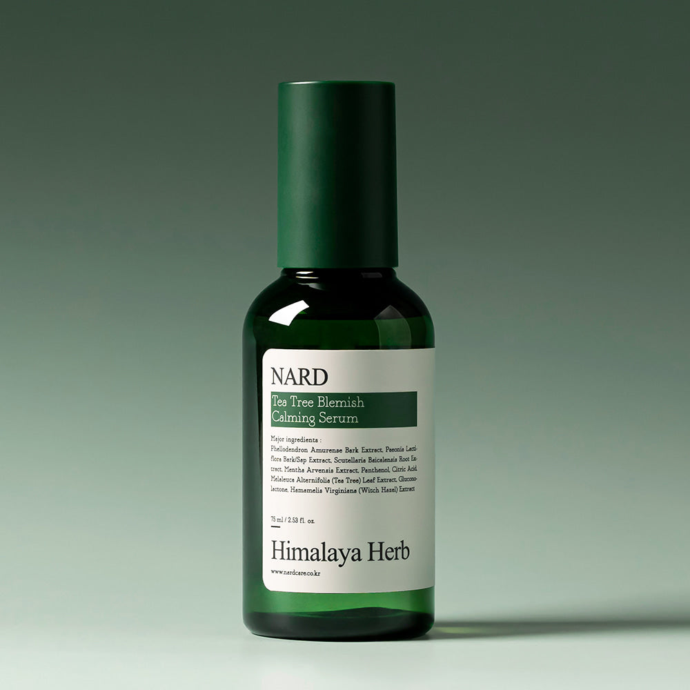 NARD Tea Tree Blemish Soothing Serum 75ml, flacon vert sur fond vert clair, marque NARD, sérum anti-imperfections
