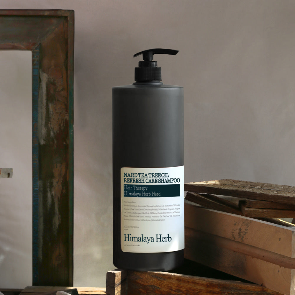 NARD Tea Tree Oil Refreshing Shampoo 1500ml de NARD, flacon pompe sur caisse bois, style salle de bain