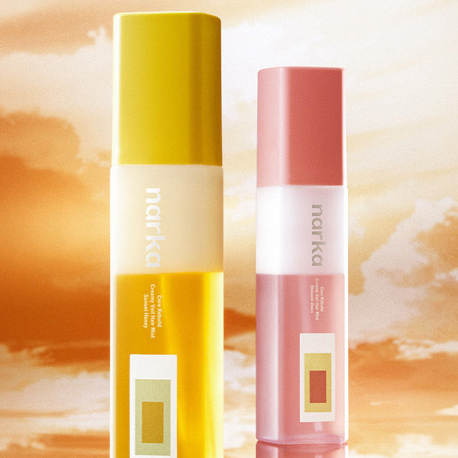 Deux bouteilles de NARKA Creamy Veil Hair Mist devant un ciel ensoleillé, mettant en valeur la beauté des produits capillaires.