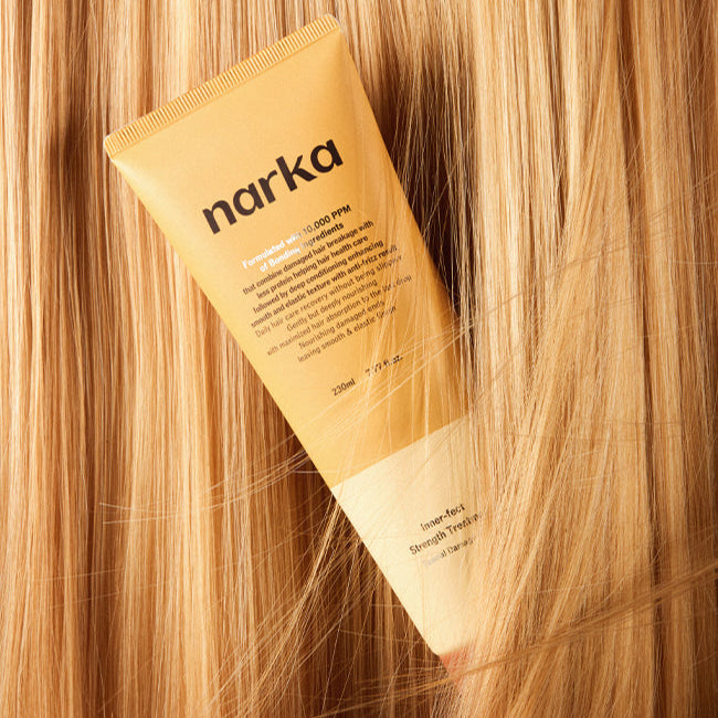 NARKA Innereffect Strength Treatment 230ml de la marque Narka sur fond de cheveux blonds, tube en vue produit