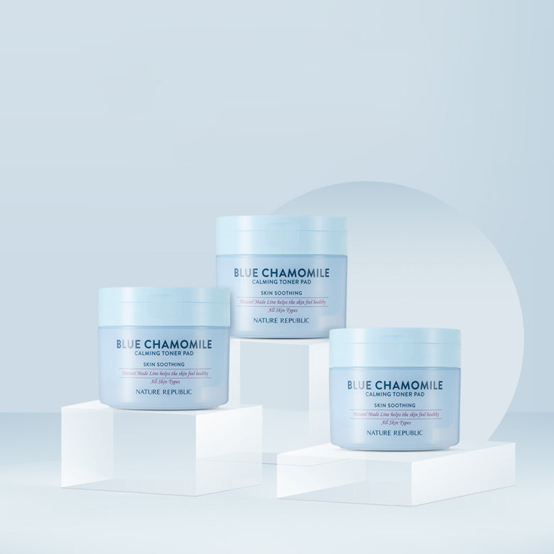 NATURE REPUBLIC Blue Chamomile Calming Toner Pads 120g : pots et pads sur fond bleu, visuel produit apaisant