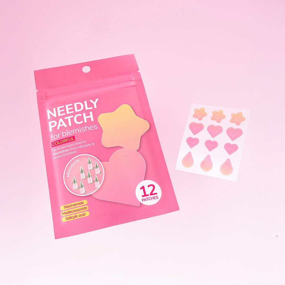 NEEDLY Patch for Blemishes Colorful 12 Patches : sachet rose et pastilles cœur sur fond rose clair.
