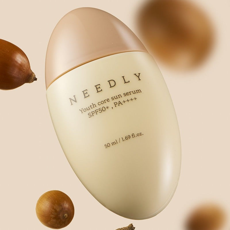 NEEDLY Youth Core Sun Serum 50ml, bouteille crème SPF50+ PA++++ sur fond beige, marque NEEDLY, image produit