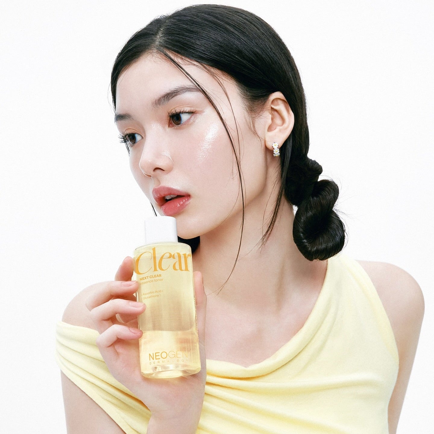 Femme tenant NEOGEN Next Clear Essence Toner 210ml, peau éclatante, toner hydratant en flacon de 210ml.