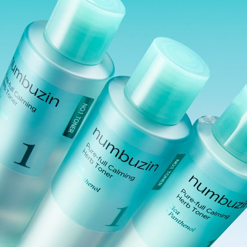 NUMBUZIN No.1 True Clear Toner 300ml de la marque NUMBUZIN, bouteilles de toner bleu sur fond turquoise