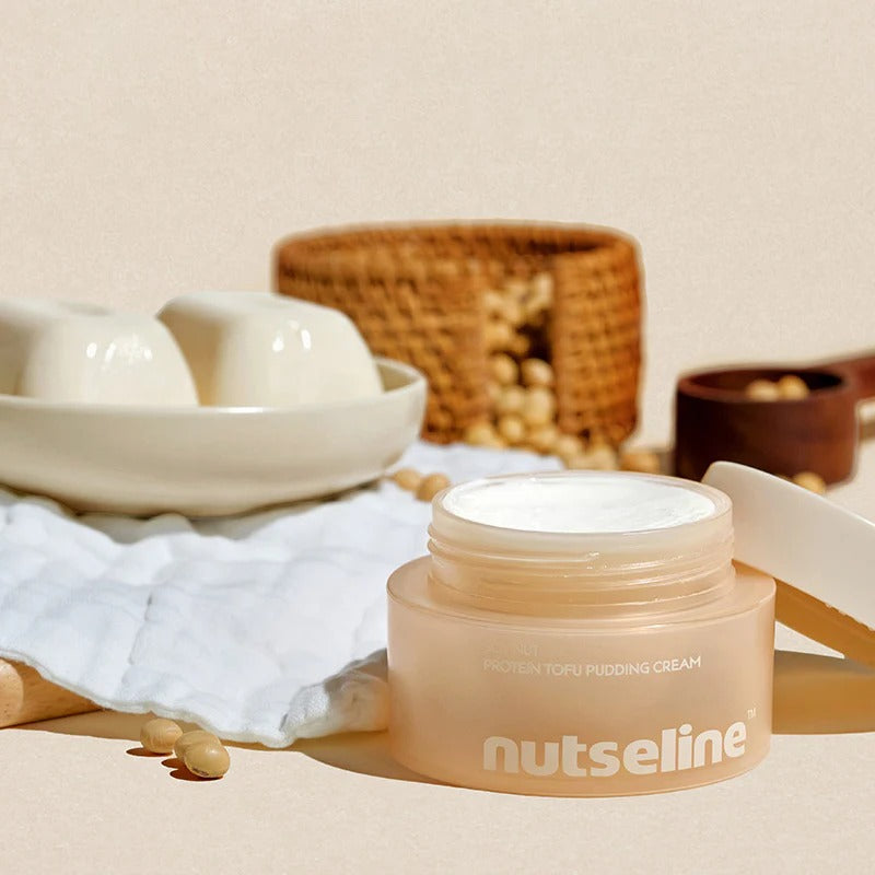 NUTSELINE Soy Nut Protein Tofu Pudding Cream 50ml, pot de crème sur set spa avec ingrédients de soja, style visuel naturel.