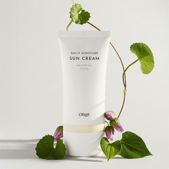 OBGE Daily Moisture Sunscreen 50ml : tube blanc et plantes vertes sur fond clair, crème solaire hydratante quotidienne OBGE