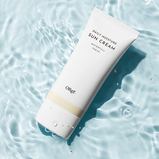 OBGE Daily Moisture Sunscreen 50ml sur fond d’eau, tube blanc de marque OBGE, hydratation et protection solaire au soleil