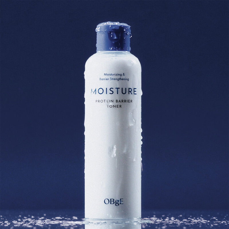 OBGE Moisture Protein Barrier Toner 200ml, bouteille blanche OBGE sur fond bleu, contexte skincare beauté