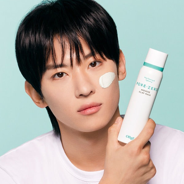 OBGE Pore Zero Mousse Clay Pack : tube cosmétique Obge sur fond bleu, homme avec masque crème sur le visage