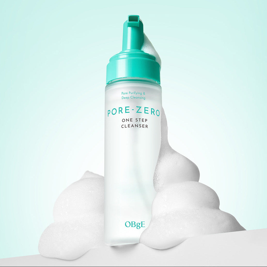 Décris l'image en français en mentionnant le produit, la marque et le contexte visuel : OBGE Pore Zero One-Step Cleanser 200ml sur fond bleu.