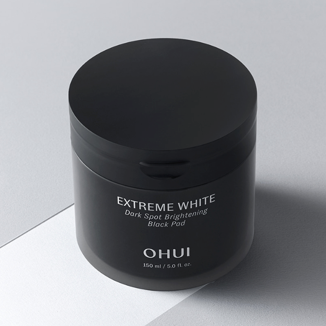OHUI Extreme White Dark Spot Brightening Black Pad 150ml, pot noir sur fond clair, mise en avant du produit.