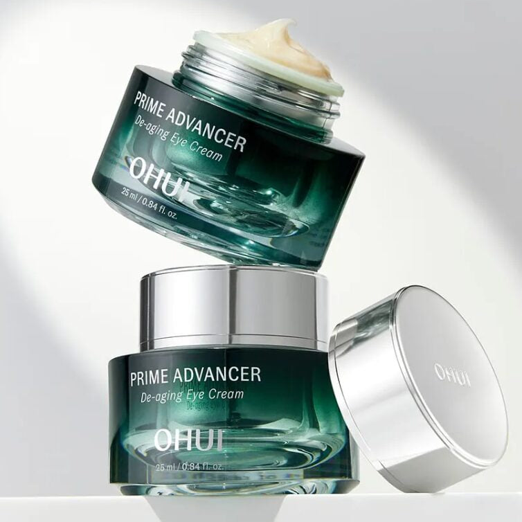 OHUI Prime Advancer De-Aging Eye Cream 25ml, flacon vert sur fond clair, crème contour des yeux OHUI en gros plan.
