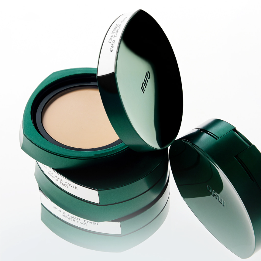 OHUI Ultimate Cover Denier Pact SPF 50 +PA+++(Refill) 15g en boîtier vert, ouvert sur fond blanc (poudre/compact).