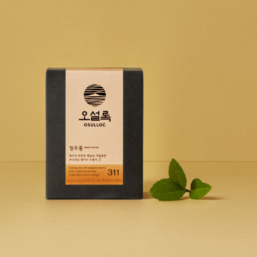 OSULLOC Green Oolong Tea 10p, boîte de thé et feuilles vertes, fond beige studio, marque OSULLOC