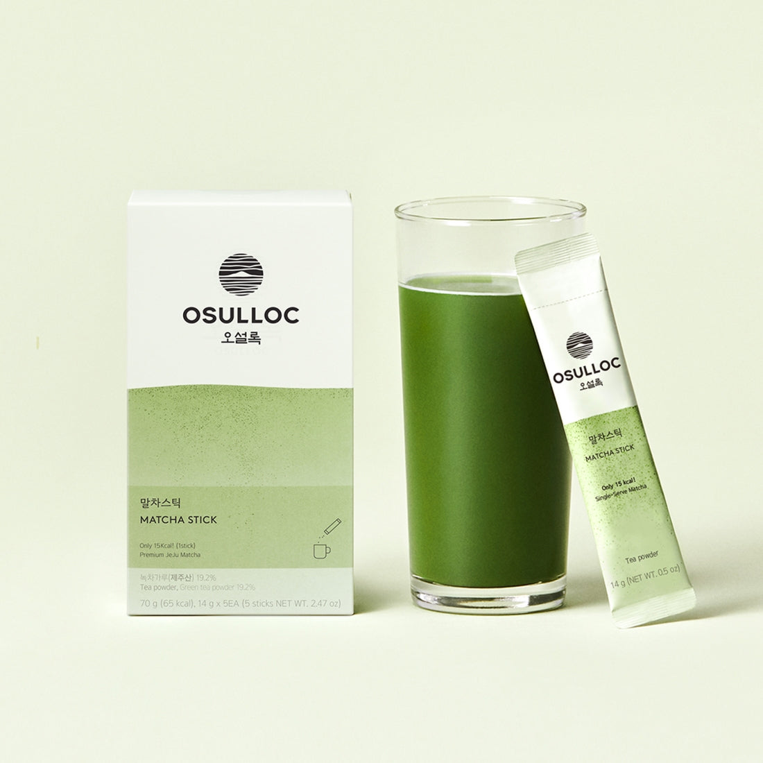 OSULLOC Matcha Sticks 5 p, boîtes et sachets avec un verre de matcha vert, fond clair, style produit