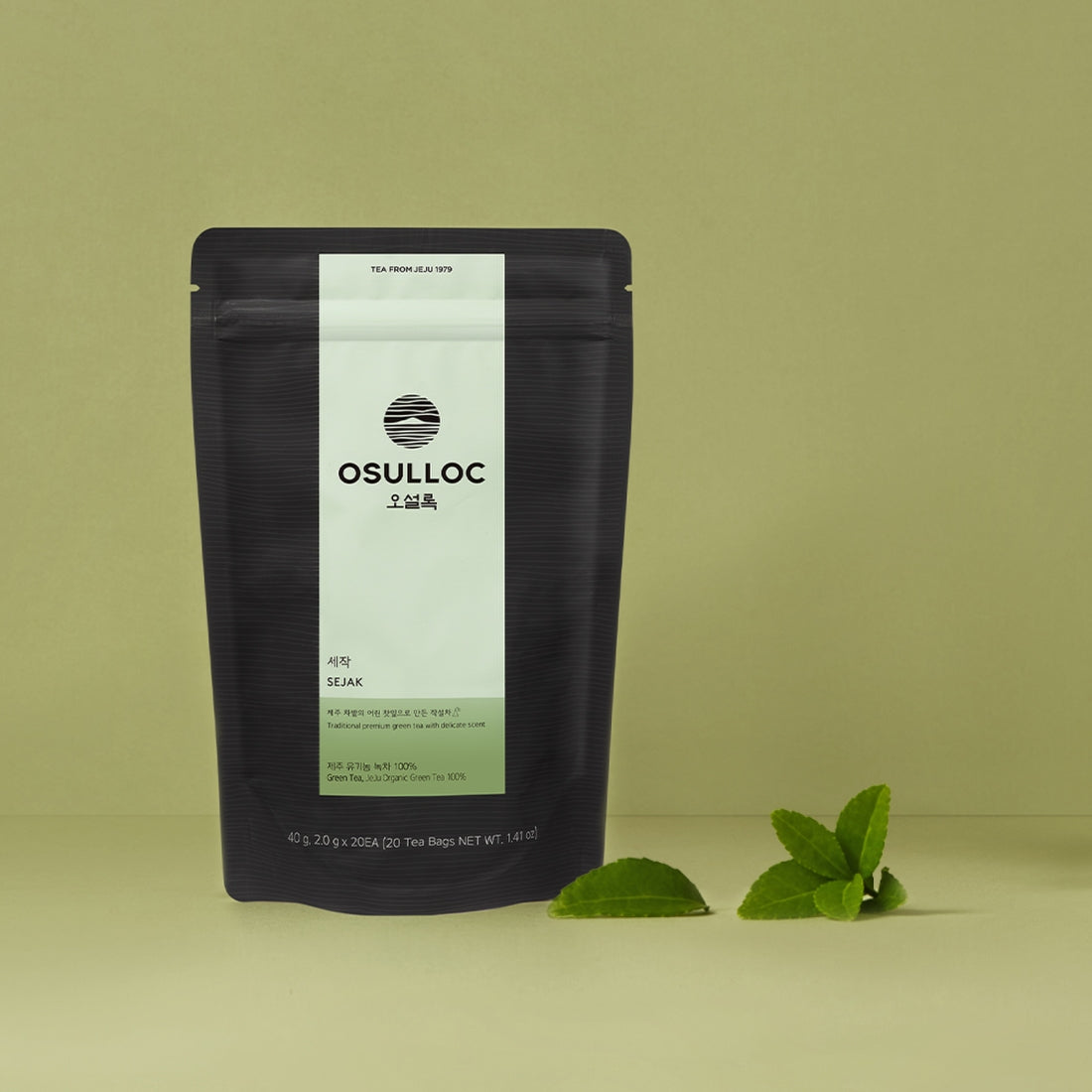 OSULLOC Sejack Green Tea 20 P : sachet de thé vert Sejak OSULLOC sur fond vert, feuilles de menthe à côté.