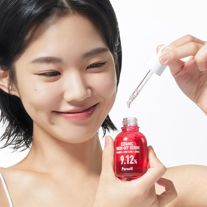 PARNELL AHA 9.12 Caremic Wash-Off Serum 30ml : flacon rouge avec sérum, femme appliquant le produit sur peau claire.