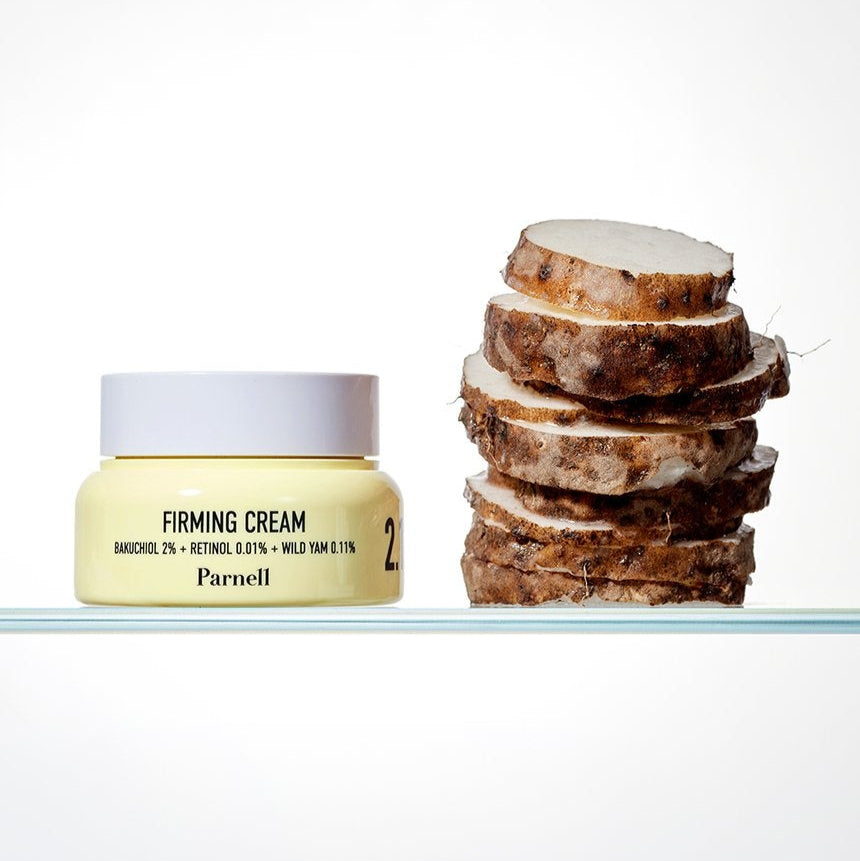 Crème raffermissante PARNELL Bakuchiol Retinol Wild Yam Firming Cream 50ml avec tranches d'igname sauvage en arrière-plan.