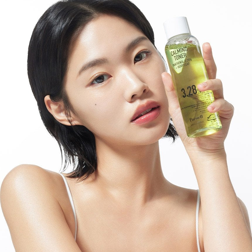 PARNELL Panthenol 3.29 Heartleaf Calming Toner 200ml : femme tient le flacon sur fond clair, effet apaisant