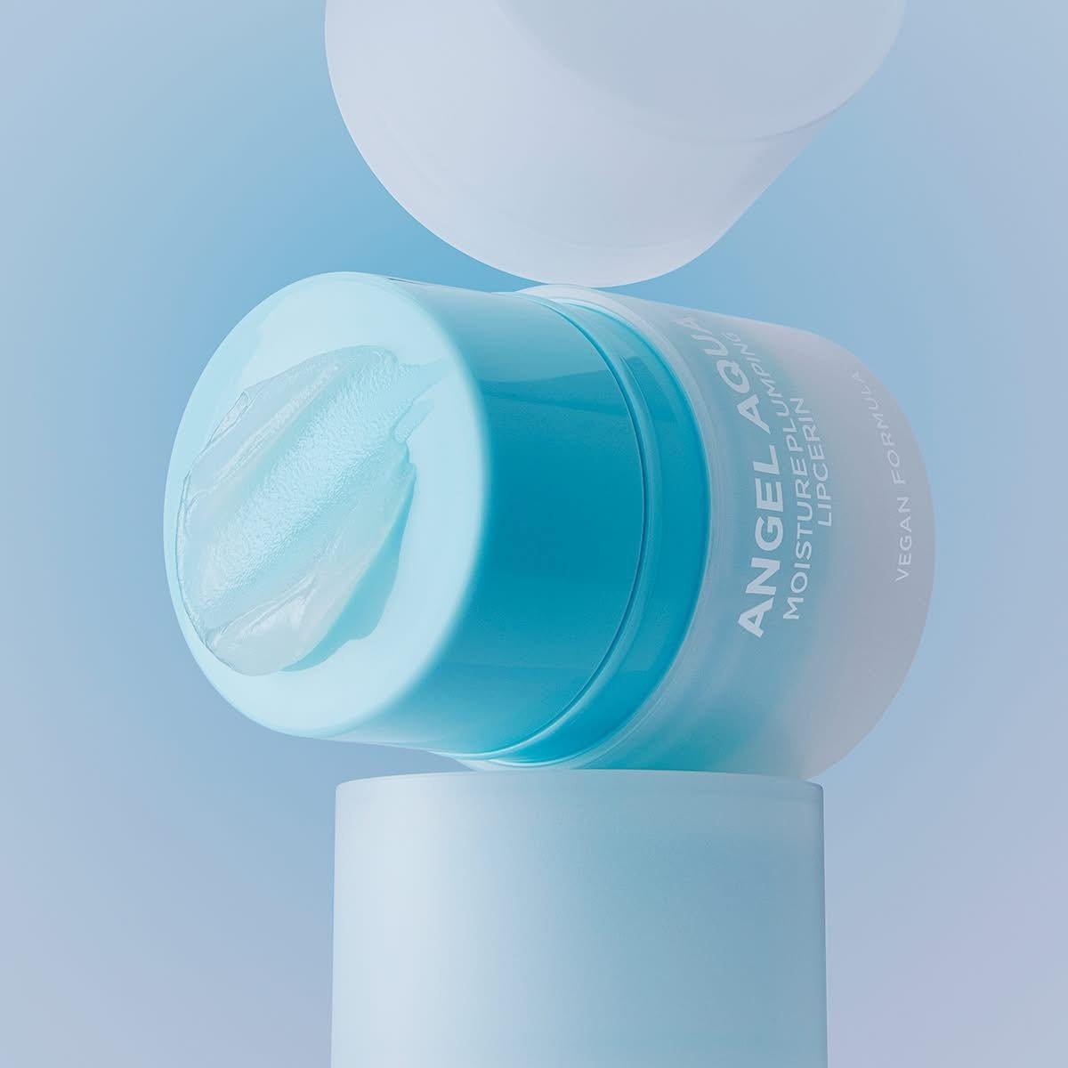 PASSION & BEYOND Angel Aqua Moisture Plumping Lipcarin 15ml, pot de baume sur fond bleu, marque PASSION&BEYOND en gros plan.