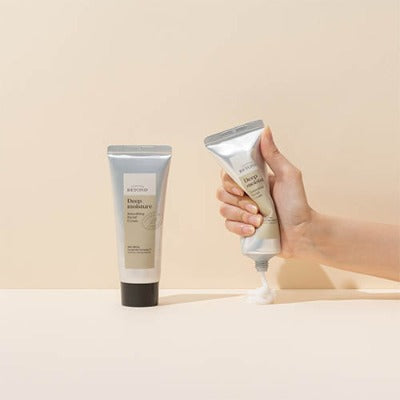 PASSION & BEYOND Deep Moisture Soothing Facial Cream 100ml, tube et main appliquant une crème, sur fond beige.