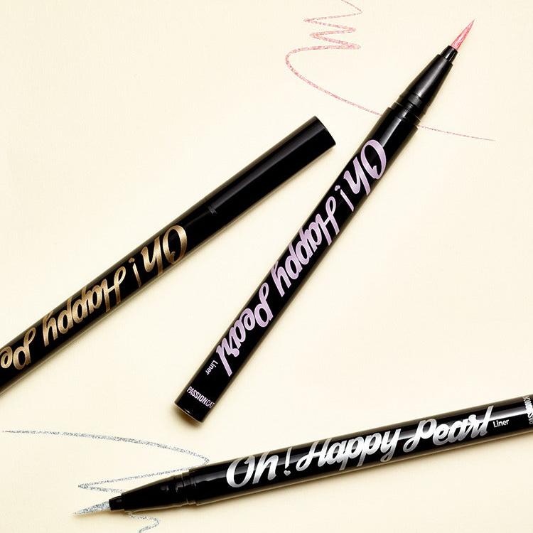 PASSION CAT Oh ! Happy Pearl Liner, marque Passion Cat, eyeliner noir nacré sur fond clair avec lignes dessinées.