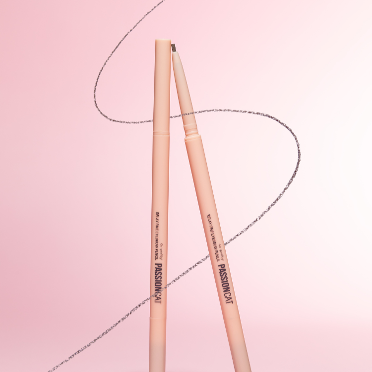 PASSION CAT Relay Fine Eyebrown Pencil 0.09g, crayon sourcils brun, stylos côte à côte sur fond rose, marque visible.