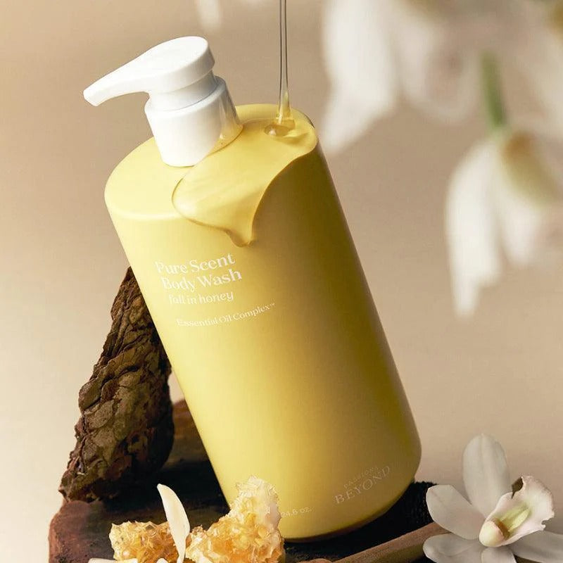 PASSON & BEYOND Pure Scent Full-in-Honey Boday Wash 700g, bouteille de gel douche miel, en salle de bain décorée.