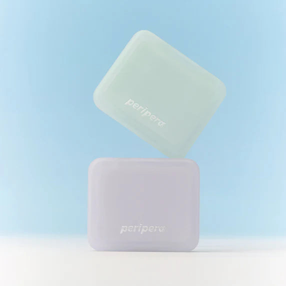 PERIPERA Filter Fit Blur Pact, packaging pastel sur fond bleu clair, mise en scène beauté de la marque PERIPERA.