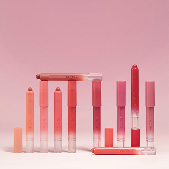 PERIPERA Slip On My Lip : rouges à lèvres liquides en tubes, marque PERIPERA, décor rose pastel en studio