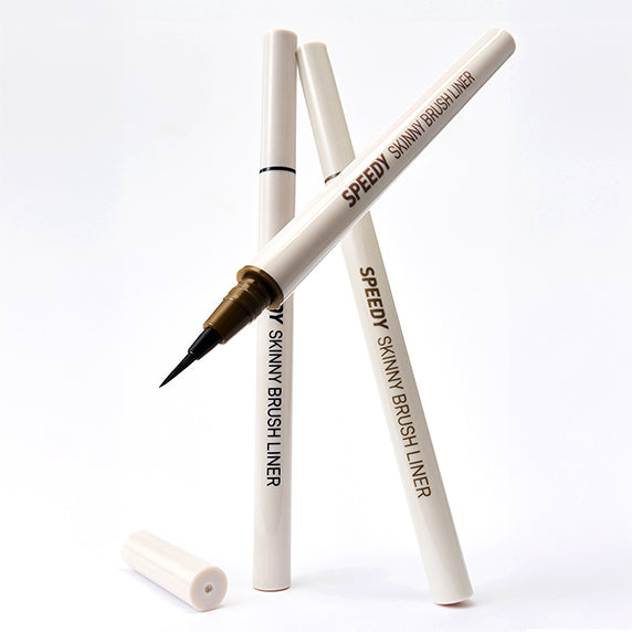 Photo produit : PERIPERA Speedy Skinny Brush Eyeliner, stylos eyeliner blancs et pointe, fond clair, vue rapprochée.