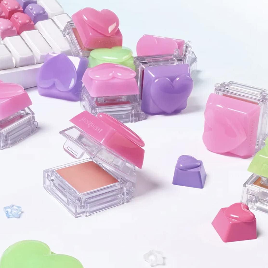 PERIPERA Talk Blush Keycap, gélules de maquillage roses et violettes sur fond blanc, pack transparent multicolore.