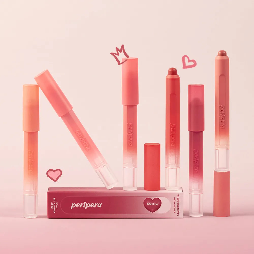 PERIPERA Slip On My Lip, rouges à lèvres brillants en teintes nude/rose, sur fond rose pastel avec cœurs.