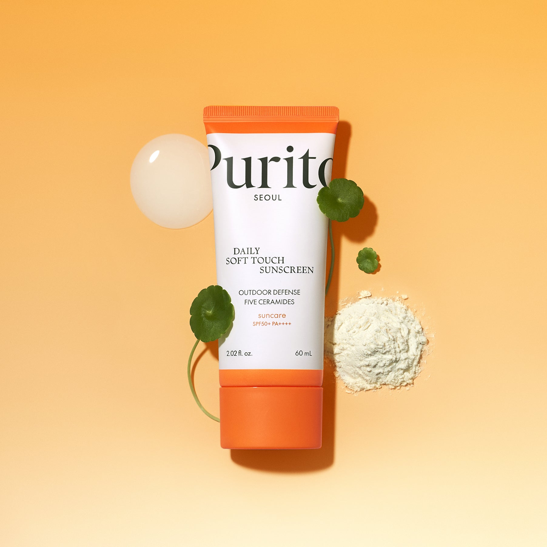PURITO Daily Soft Touch Sun Cream SPF50+PA++++ de Purito sur fond orange, crème et texture poudre, feuilles vertes.