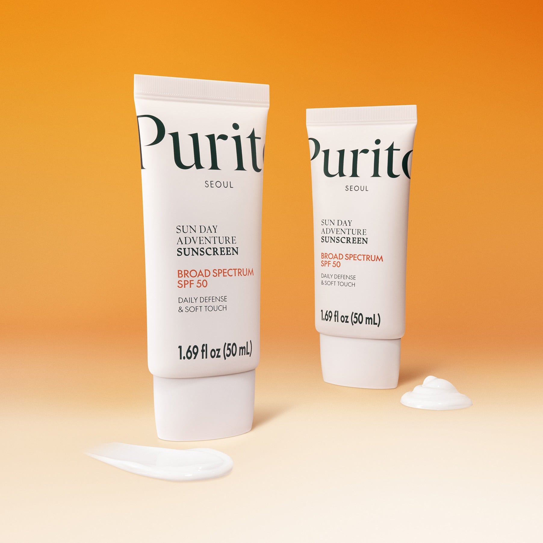 PURITO Sunday Adventure Sunscreen SPF50 50ml, tubes Purito sur fond orange, crème solaire Jour d’aventure