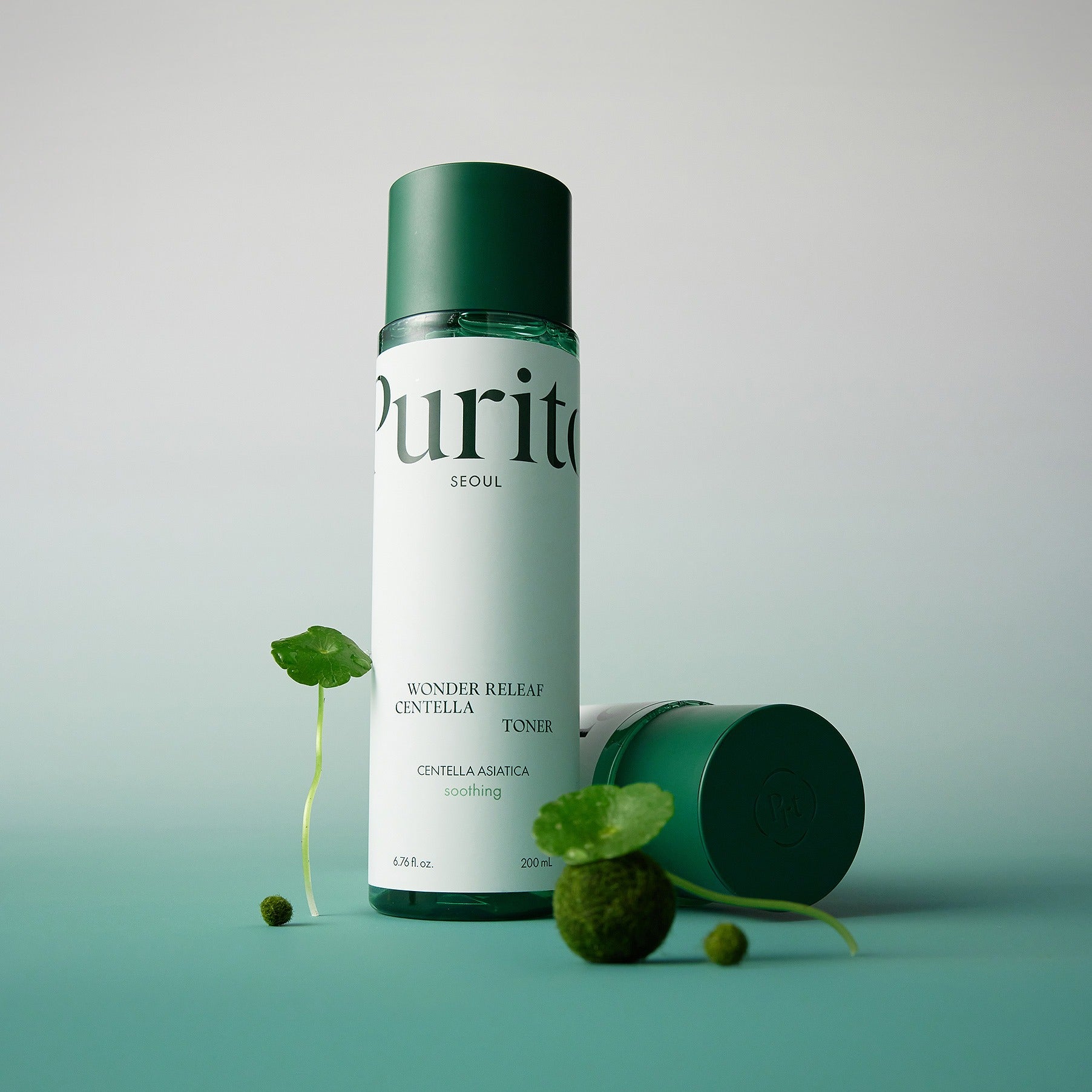 PURITO Wonder Releaf Centella Toner 200ml de Purito, flacon vert sur fond vert, feuilles de centella et gouttes